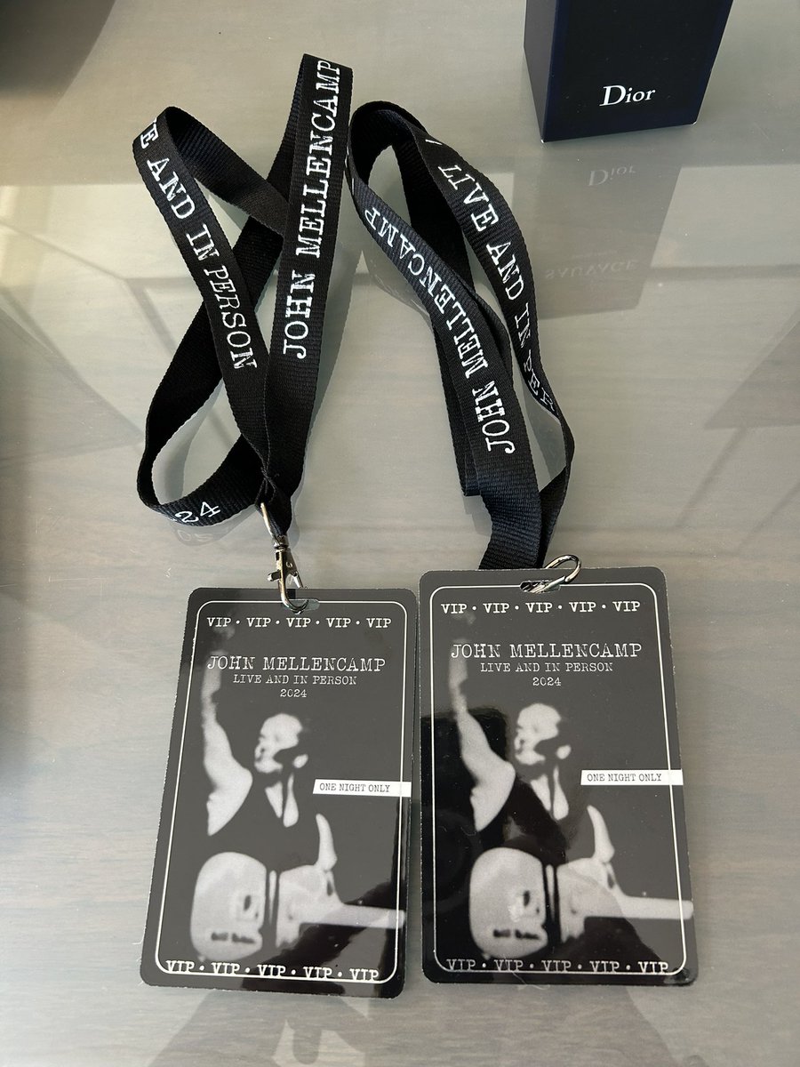 Laying out our accessories for the evening…
#johnmellencamp 
#mellencamptour  
@Jessica22235792