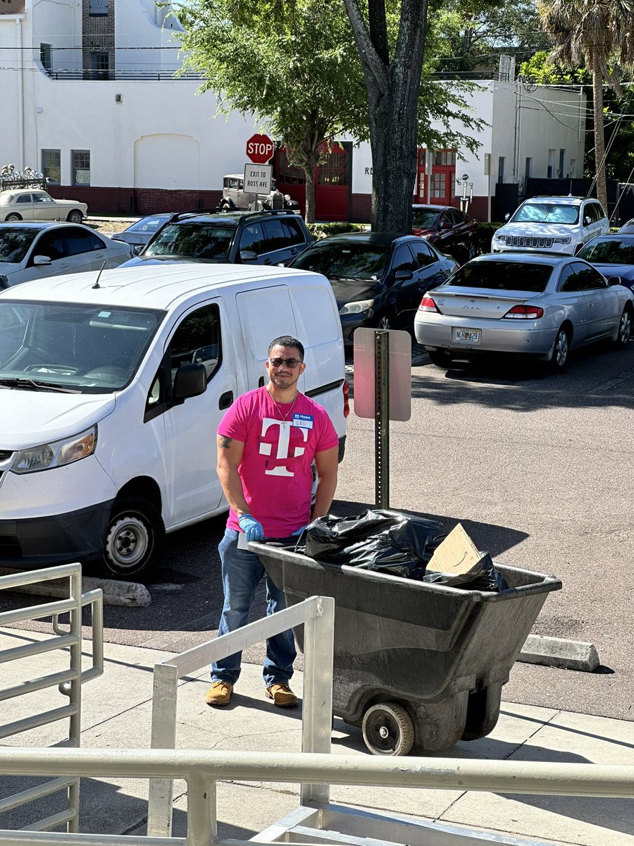 #TampaBreakThrough team at the Metropolitan Ministries volunteering and helping our neighborhood. #MagentaGiving #TeamMagenta @Howard_Nickey @m_wan4life @JonFreier