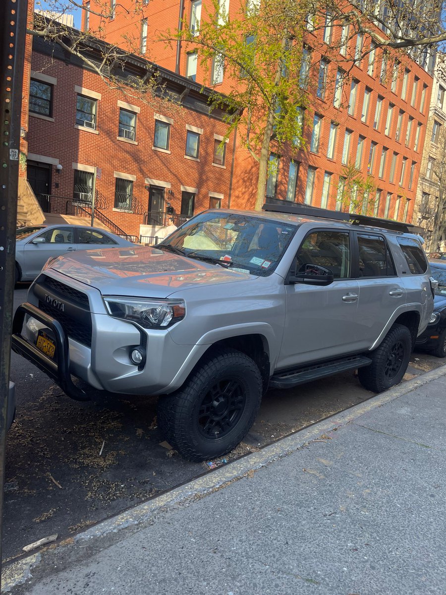 🙌🙌The community asked, and we listened! Today NCO D towed a vehicle that was left parked ignoring the alternate side parking for weeks and not having moved in weeks. To report a vehicle of similar violation; call your local precinct, or 311.