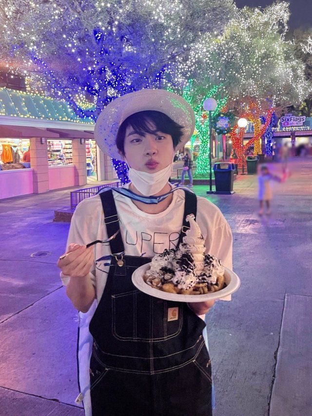 this pic is so seokjin core of him imo🥺