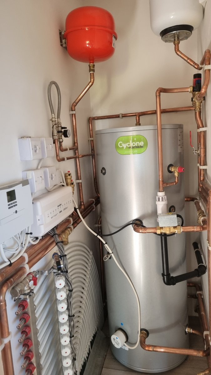 The hemp house has hot water and UFH 🥳 

1st time self install by Matt. Hot water works but no need for heating. 

So far, it seems to be true what they say about hempcrete houses maintaining a temperature, been 17 degrees inside all by itself

#hemp #hempcrete #selfbuild