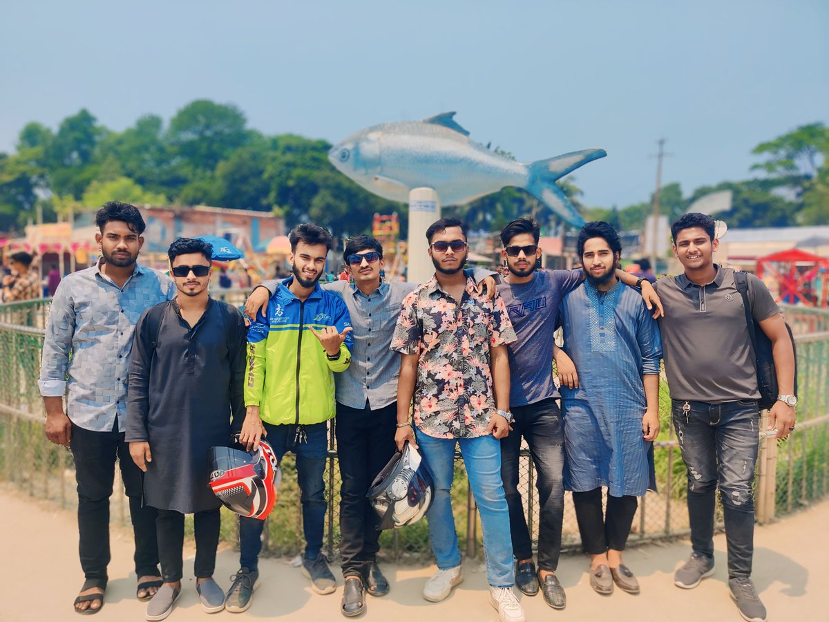 saptruo's tweet photo. ঝাঁকে ঝাঁকে ইলিশ ধরা পড়ে।ঘাটে তোলাহয় দাম হাঁকা হয়। ইলেশের ছোয়ায় সবকিছু যেন সতেজময়। ইলিশের রুপালি আঁশের হাসি চাঁদপুর তোমাকে ভালোবাসি। তাই ঘুরেফিরে তোমার কোল ঘেষে জেগে উঠা। বালুচরে আসি। #saptruo #chandpur https://t.co/hCtaH01V84