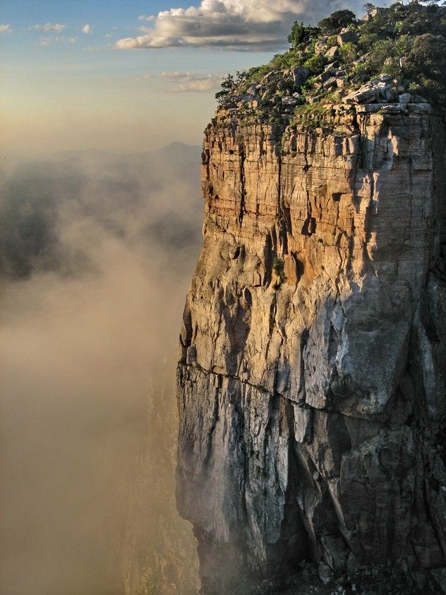 Tundavala Gap in Angola 🇦🇴 offers breathtaking views from its cliff edge, overlooking a vast expanse of rocky terrain and the deep Huíla plateau, creating a stunning and unforgettable natural vista.

#ThisIsAfrica #VisitAfrica