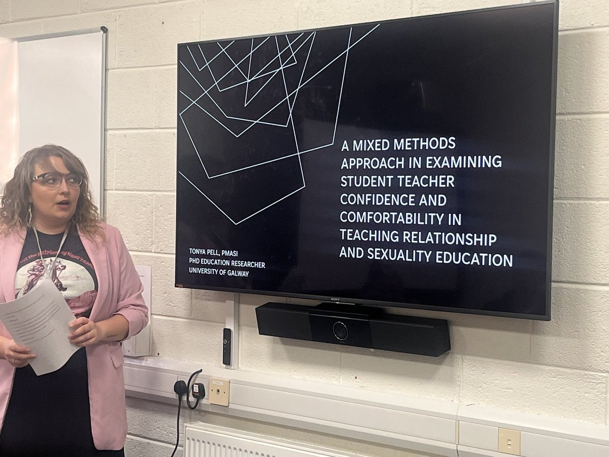 Tonya Pell presenting very engagingly on her mixed methods research design in her fascinating research about student teachers’ confidence and comfort in teaching relationships & sexuality ed #PGRS2024 @edtechne