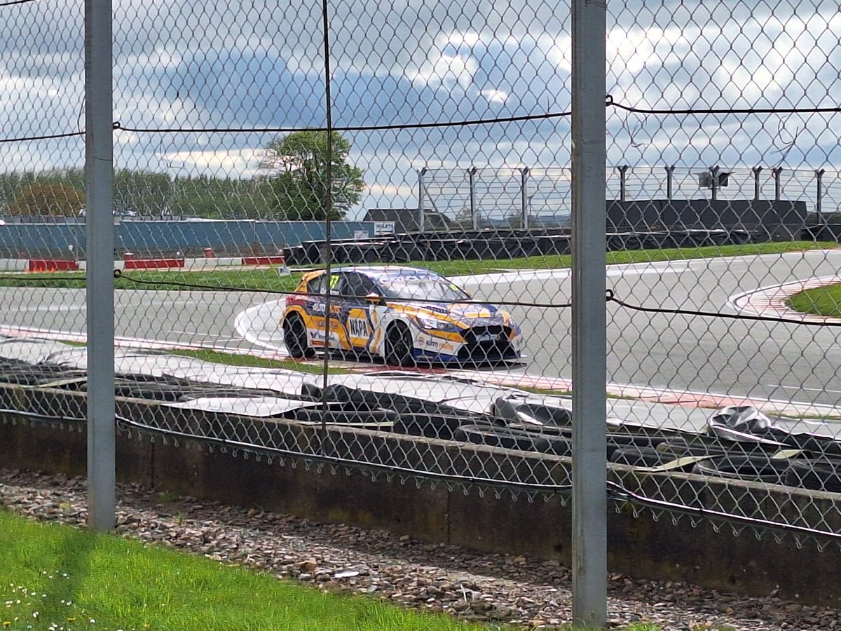 @naparacinguk Probably one of the better on track pics I took - not bad for a phone 😁 x