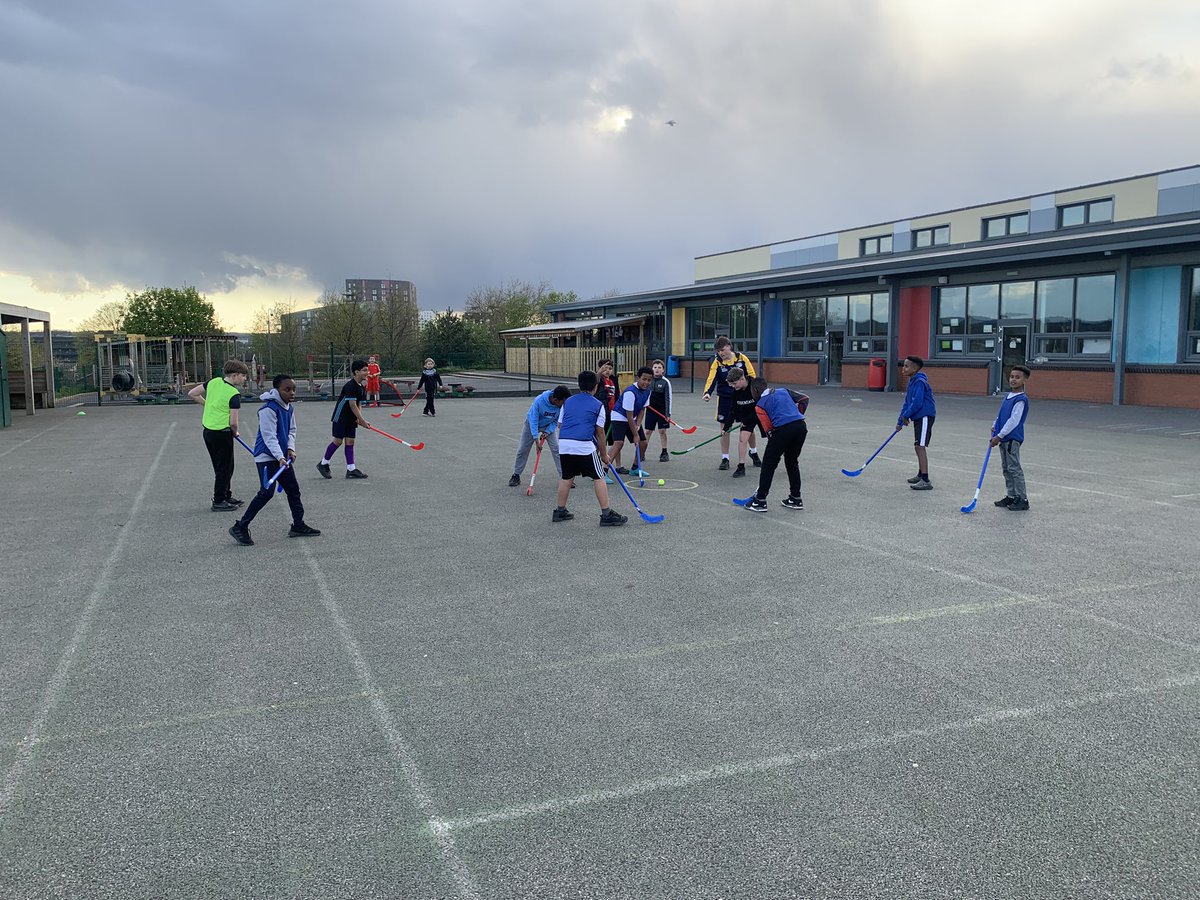 The multi sport group at LS9 Club have began making the most of the longer days, with rounders and hockey outside, this evening! ☀️ 🏑 🥎 📍 RHA 🗓️ Monday-Wednesday ⏰ 5pm-7pm @YorkshireSport @IPFutures @Gareth1Cook @educationgovuk @Ad_Fuller @asgharlab