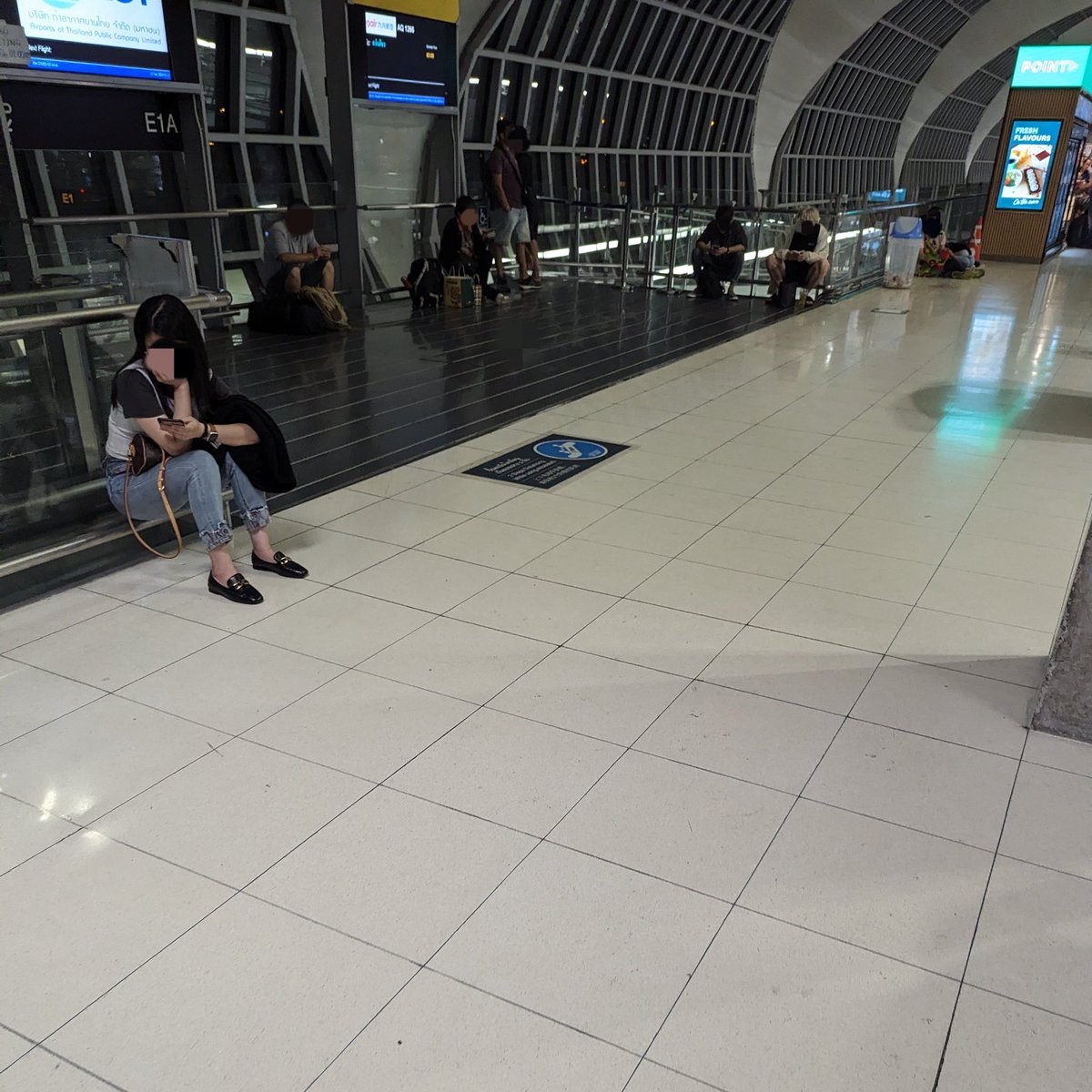 สนามบินสุวรรณภูมิเกต E คือฝันร้ายมากอ่ะ ที่นั่งไม่พอกับผู้โดยสารแล้วนทท.ต้องนั่งพื้นกันสภาพแย่กว่าบขส. เป็นเพราะเกตไม่เปิดให้ลงไปนั่งด้านล่าง คนเลยต้องรอหน้าเกต อิชั้นเดินวนหาที่นั่งสามรอบกว่าจะได้ที่นั่ง 😡 ไม่แปลกใจติดลิส 1ใน 10 สนามบินยอดแย่ในเอเชีย