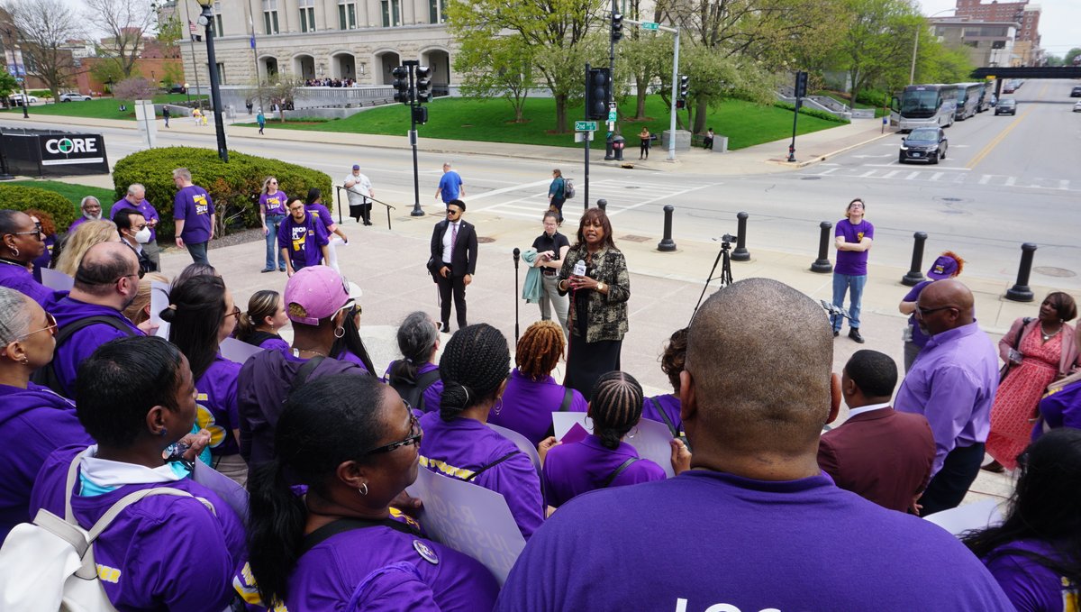 Thank you to our political allies in the IL General Assembly @NormaHndezIL, @RepDebbieMM, @staterepjw, and @RobertJPeters, for standing with UIC workers in the fight for a #FairContractNow!