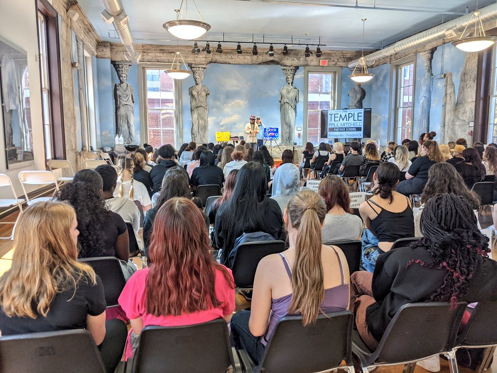 Ira Sage from the Temple demonstrated for LYNX scholars how to be successful in the beauty industry. 'I learned it's really important to have a good consultation and to understand what the client wants. Really get to know your client by talking to them.'@FCPSMaryland