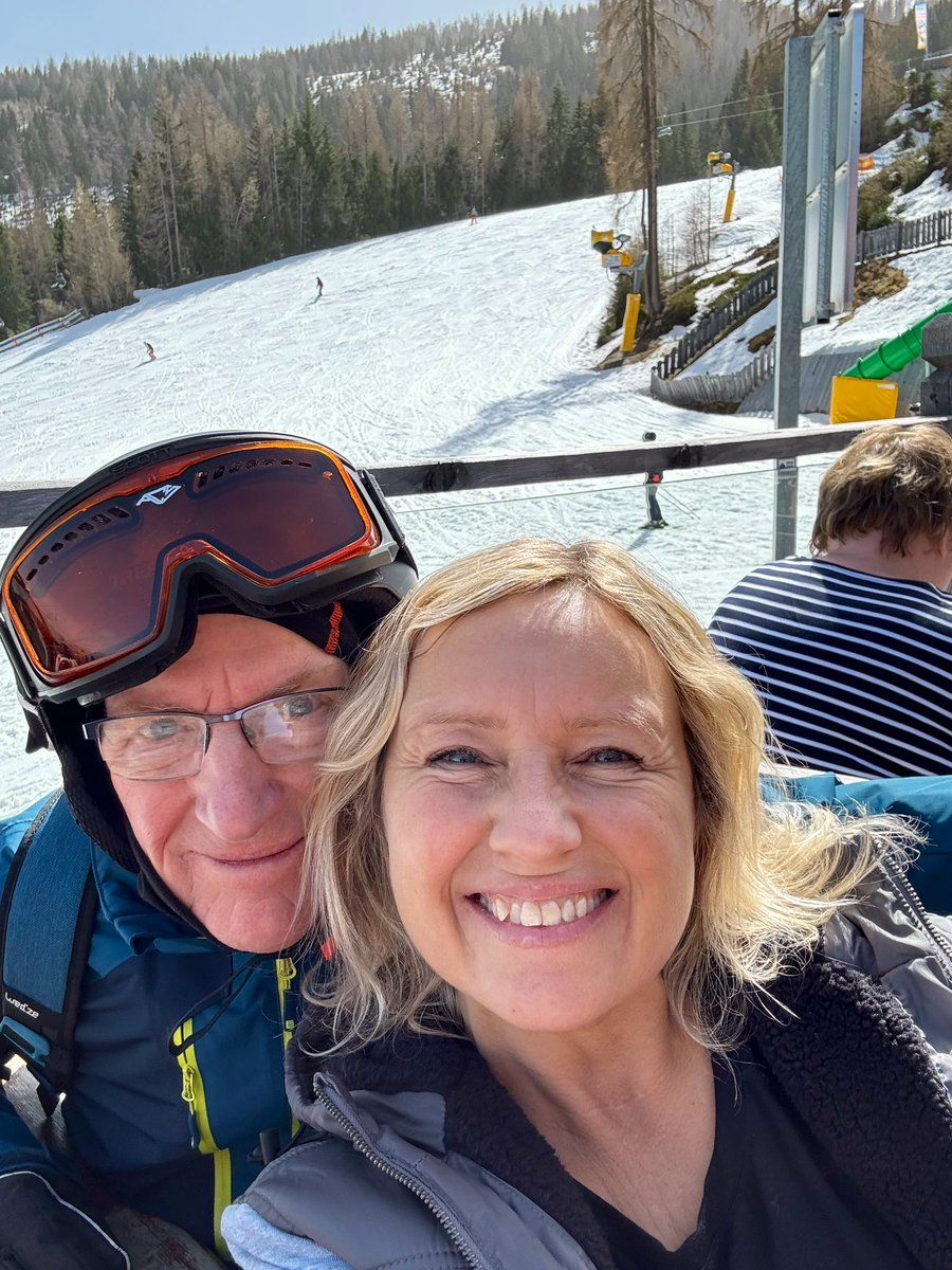 This is my dad ❤️ in 2003 he donated his kidney to me in a very high risk & sadly unsuccessful transplant (his kidney was perfect but my body hates them 🙄). About to turn 80 he still puts me through my paces skiing - total legend! #livingorgandonationawareness #livingorgandonor