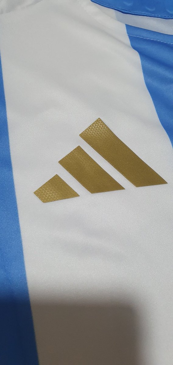 GonEC's tweet photo. Ahora vamos con la de adulto..
La revise el fin de semana en el shopping y la única diferencia q note es en el interior del cuello..me parece q la de adidas es más acolchonadito.
Después es excelente!
10/10
Si alguno quiere ver algo en especial de la remera me avisa! @GorrasCavs https://t.co/9yb7TLk5Ey