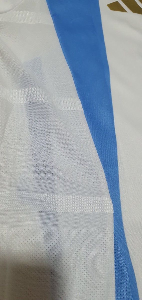 GonEC's tweet photo. Ahora vamos con la de adulto..
La revise el fin de semana en el shopping y la única diferencia q note es en el interior del cuello..me parece q la de adidas es más acolchonadito.
Después es excelente!
10/10
Si alguno quiere ver algo en especial de la remera me avisa! @GorrasCavs https://t.co/9yb7TLk5Ey