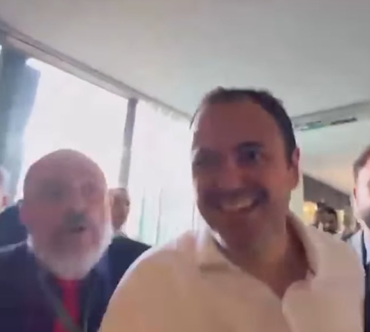 Olhem bem para esse cidadão, vocês acham que ele tem a mínima condição de ser um Deputado?

O mínimo é a cassação e um exame toxicológico.

Um dep federal expulsa um cidadão <a href="/CostenaroRJ/">Gabriel Costenaro</a> da casa do povo e tenta agredir outro deputado federal <a href="/KimKataguiri/">Kim Kataguiri</a> e vai ficar por isso