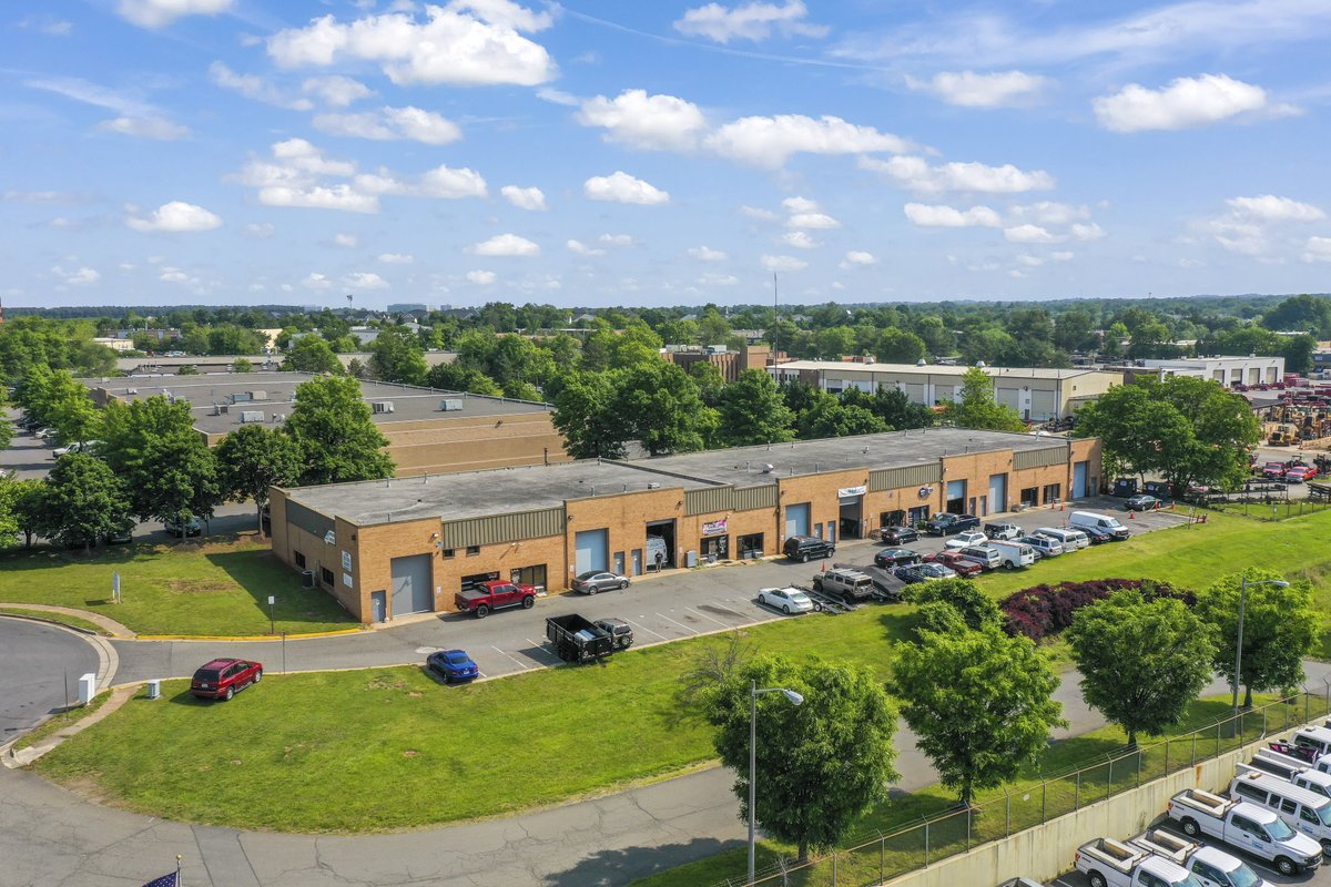 🏭🔥 Exciting opportunity to own an industrial warehouse allowing auto-related use 🚀🌟 in Chantilly, VA. Features include I-5 zoning, a 20,360 SF building on 45,538 SF land, and convenient access to routes 28 & 50. #warehouse #ChantillyVA #InvestmentOpportunity #forsale