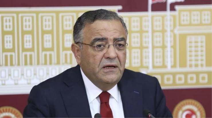 teyakkuzhaber's tweet photo. Yarın Selahattin Demirtaş'ın duruşması var.

CHP Genel Başkanı Özgür Özel, CHP'li Sezgin Tanrıkulu'nu Selahattin Demirtaş'ın duruşmasını takip etmesi için görevlendirdi. https://t.co/gebbXGWGve