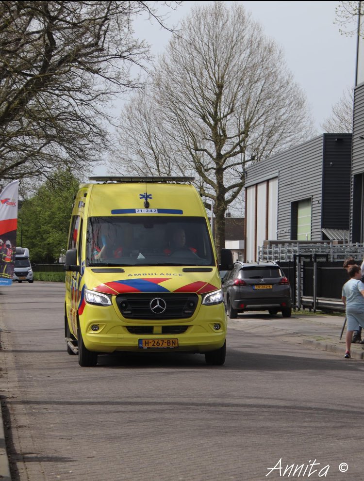 jeroen_veghel's tweet photo. Mooi en dankbaar werk. Ook vandaag weer diverse patiënten kunnen helpen en veilig naar diverse ziekenhuizen kunnen brengen. Vandaag enkele cardiologische, interne en traumapatiënten vervoerd. Middencomplexe ambulancezorg #mediumcare #ambulance #ambulancezorg #dmvda https://t.co/UA70PAlSkO