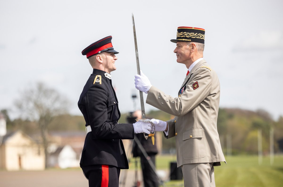DefenceHQ's tweet photo. To celebrate 120 years of close ties between the UK and France, French Army Chief General Pierre Schill was given the honour of reviewing Officer Cadets at the Sovereign’s Parade. 🇬🇧 🇫🇷

@RMASandhurst @FranceintheUK https://t.co/nCeLEA5Fro