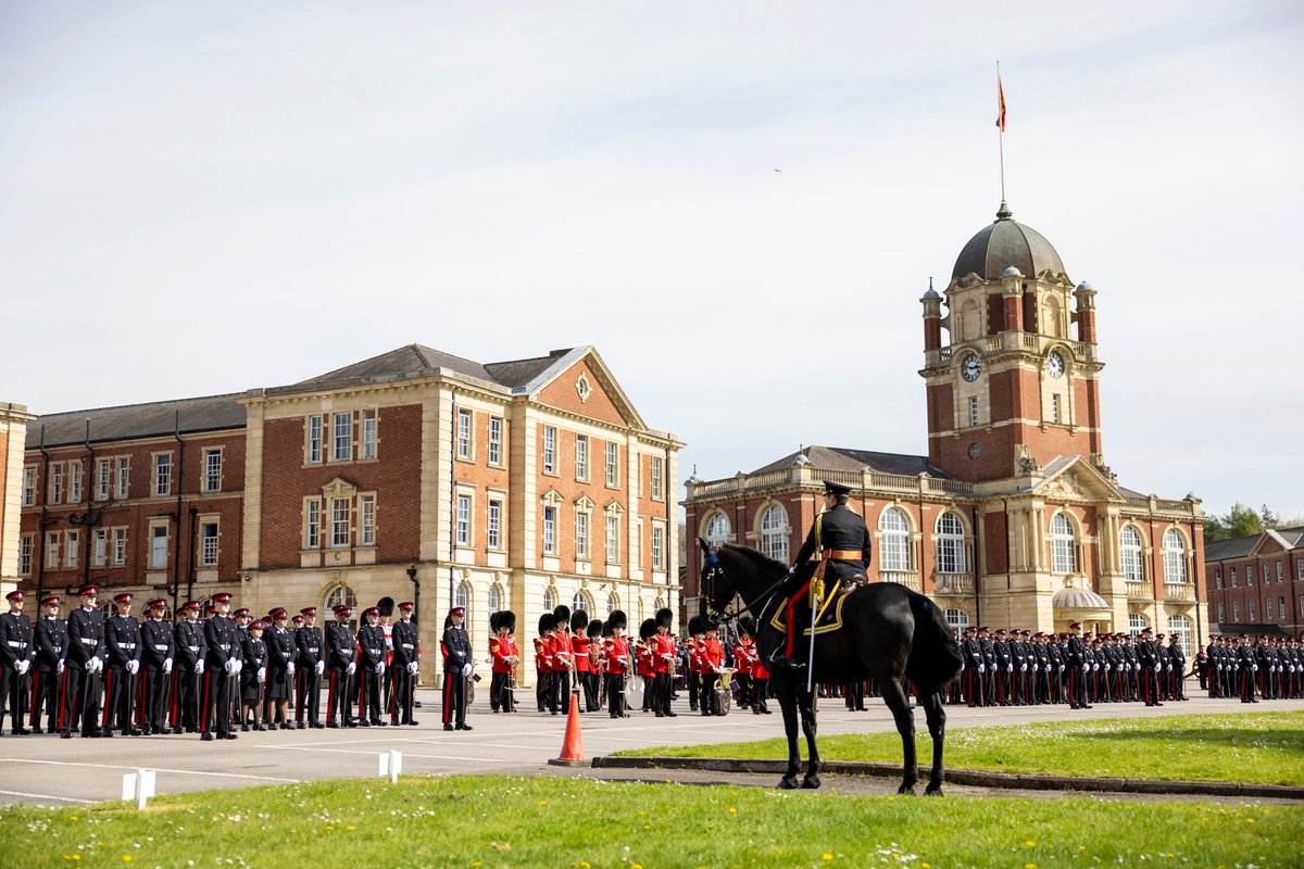 DefenceHQ's tweet photo. To celebrate 120 years of close ties between the UK and France, French Army Chief General Pierre Schill was given the honour of reviewing Officer Cadets at the Sovereign’s Parade. 🇬🇧 🇫🇷

@RMASandhurst @FranceintheUK https://t.co/nCeLEA5Fro