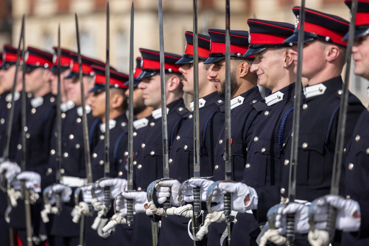 To celebrate 120 years of close ties between the UK and France, French Army Chief General Pierre Schill was given the honour of reviewing Officer Cadets at the Sovereign’s Parade. 🇬🇧 🇫🇷 @RMASandhurst @FranceintheUK