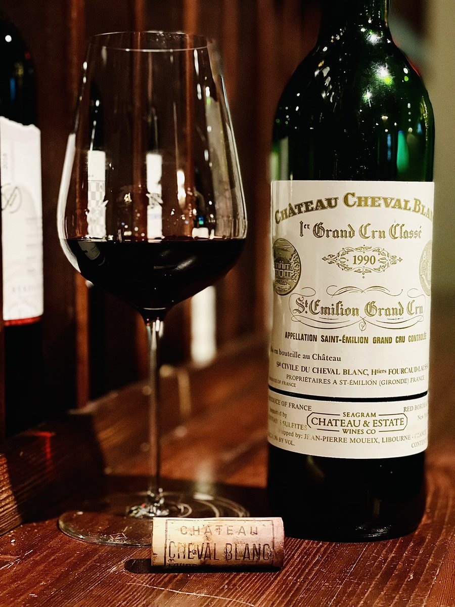 Watch this 48-second video for an introduction to Bordeaux's prestigious Saint-Emilion wine region! Savoring SAINT-ÉMILION: Bordeaux’s Historic Right Bank Wine Region youtube.com/shorts/3BAkET5…