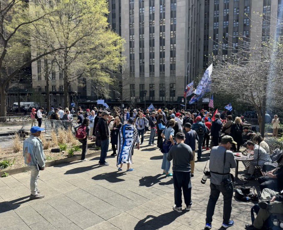 The38Super's tweet photo. @MAGAIncWarRoom And here’s the throng of people who came out to support him at the courthouse.
#verytiny https://t.co/wN3BYr4UXa