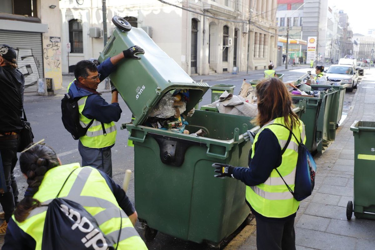 portalesfm's tweet photo. Valparaíso refuerza servicio de aseo con mayor dotación de trabajadores
· Millonaria inversión municipal aumenta la cantidad de personal en labores de orden y limpieza de la ciudad, para la semana y fines de semana.
Para reforzar las tareas de limpieza y mantenimiento en el plan y cerros de Valparaíso, desde el 1 de abril ya comenzó el contrato de mano de obra de aseo que consiste en la dotación de 180 trabajadores y trabajadoras diarias.
En tanto, para los sábados y domingos se contará con tres turnos de 60 personas cada uno, por lo que esta medida significa un aumento considerable de funcionarios y funcionarias que mantendrán ordenada la ciudad.
Se trata de una millonaria inversión municipal por 5 meses, de $274.000.000 mensuales, dando un total anual de $1.370.000.000, para continuar con una licitación por 18 meses mensuales de $265.388.889, dando un total anual de $4.777.000.000.