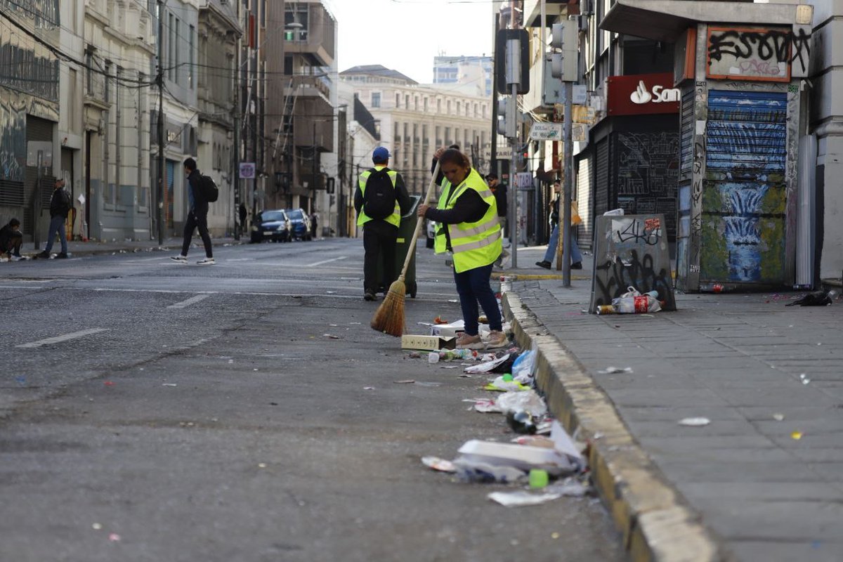 portalesfm's tweet photo. Valparaíso refuerza servicio de aseo con mayor dotación de trabajadores
· Millonaria inversión municipal aumenta la cantidad de personal en labores de orden y limpieza de la ciudad, para la semana y fines de semana.
Para reforzar las tareas de limpieza y mantenimiento en el plan y cerros de Valparaíso, desde el 1 de abril ya comenzó el contrato de mano de obra de aseo que consiste en la dotación de 180 trabajadores y trabajadoras diarias.
En tanto, para los sábados y domingos se contará con tres turnos de 60 personas cada uno, por lo que esta medida significa un aumento considerable de funcionarios y funcionarias que mantendrán ordenada la ciudad.
Se trata de una millonaria inversión municipal por 5 meses, de $274.000.000 mensuales, dando un total anual de $1.370.000.000, para continuar con una licitación por 18 meses mensuales de $265.388.889, dando un total anual de $4.777.000.000.