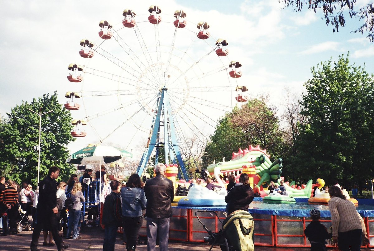 This was the Bakhmut Ferris wheel in the city’s upper central park. It usually operated on holidays and was a meeting place for families. Left: under Russian occupation this month. Right: my photo from 2011.