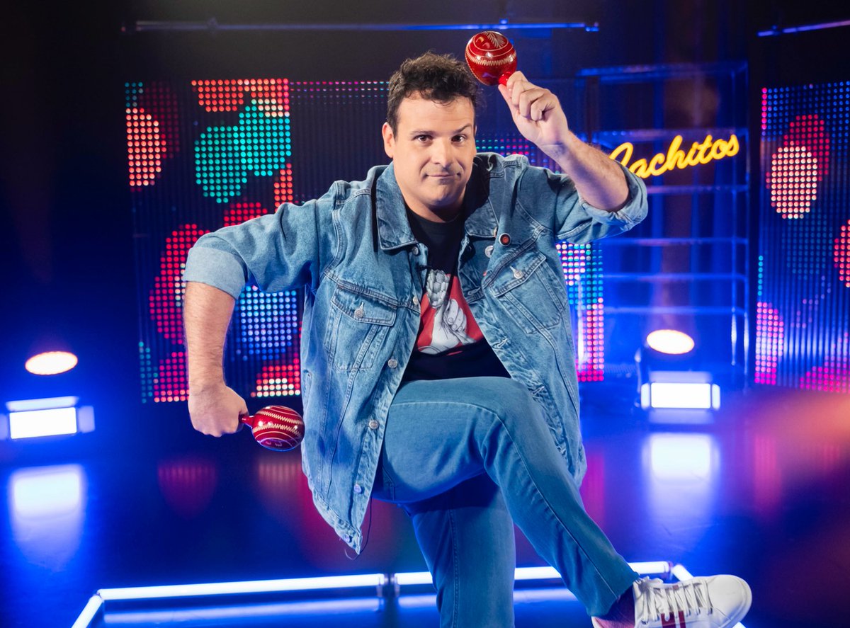cachitos_tve's tweet photo. Para el programa de hoy no hay que tener buena voz ni ser el mejor intérprete, solo sacudir los prejuicios y “¿A quién le importa lo que yo haga?”🕺🏽🌟

Id calentando la voz que en una hora estamos en @la2_tve con #CachitosKaraoke 🗣️🎤 https://t.co/Be6p2rWq8h