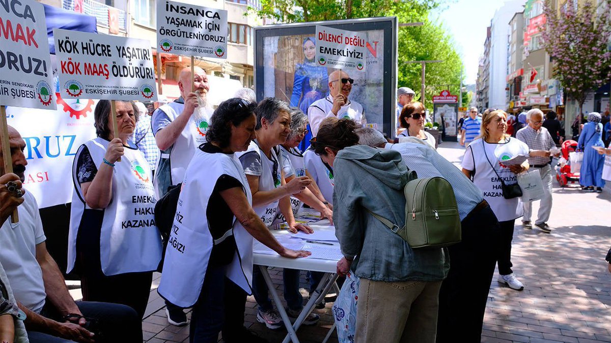 #SonDakika: Emekliler, en düşük maaşın 35 bin lira olması için imza kampanyası başlattı.