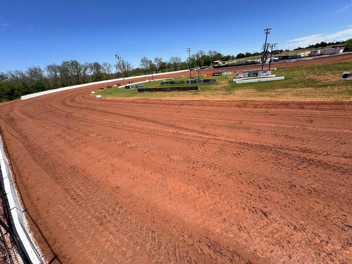 HighLimitRacing's tweet photo. They don’t call it @RedDirtRaceway for nothin’. 🤩 https://t.co/e2m45cwasw