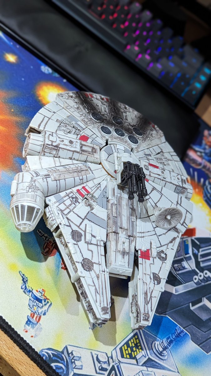 ThatToyGuy101's tweet photo. Lots of people are telling me this is brittle so I should inform people that they redid the star wars crossovers in 2018 and this is a brand new mould. No brittle parts on this one (and it's good) https://t.co/THJ2WEXhX9