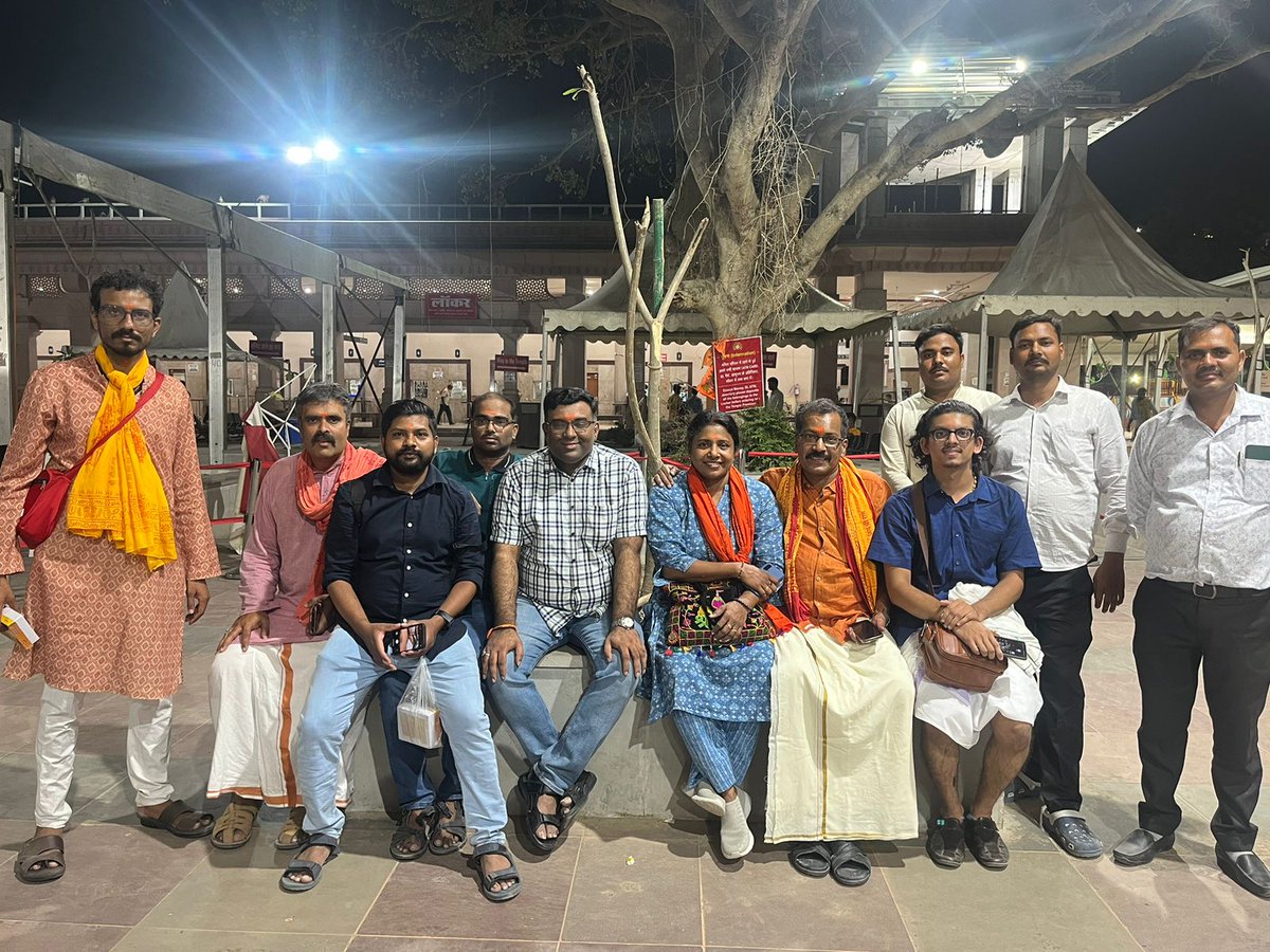 On occasion of Shri Ram Navami Virat Hindustan Sangam team led by Dr @Swamy39 has organized 2-day meet of @vhsindia workers in Ayodhya. VHS Team from all over India led by @jagdishshetty @ArvindChaturved reached Ayodhya. @jgopikrishnan70 @ajaysankhe @GurudathShettyK @AShetty999