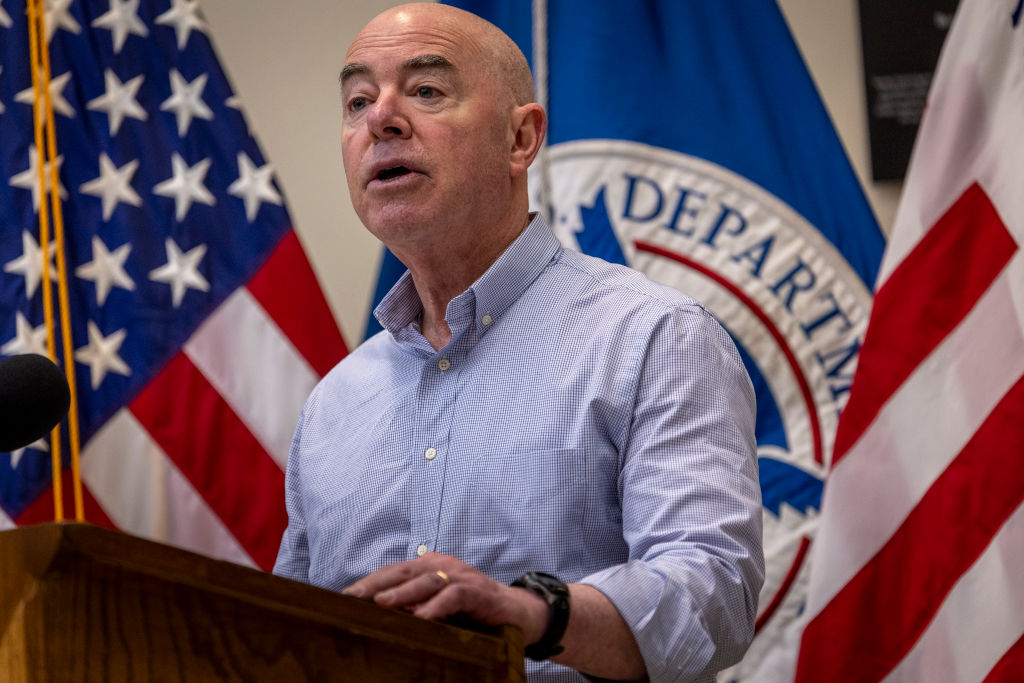 #BREAKING: House delivers Homeland Security Secretary #AlejandroMayorkas' #impeachment articles to the Senate.
READ >>> at.wftv.com/43YCJ7j #wftv