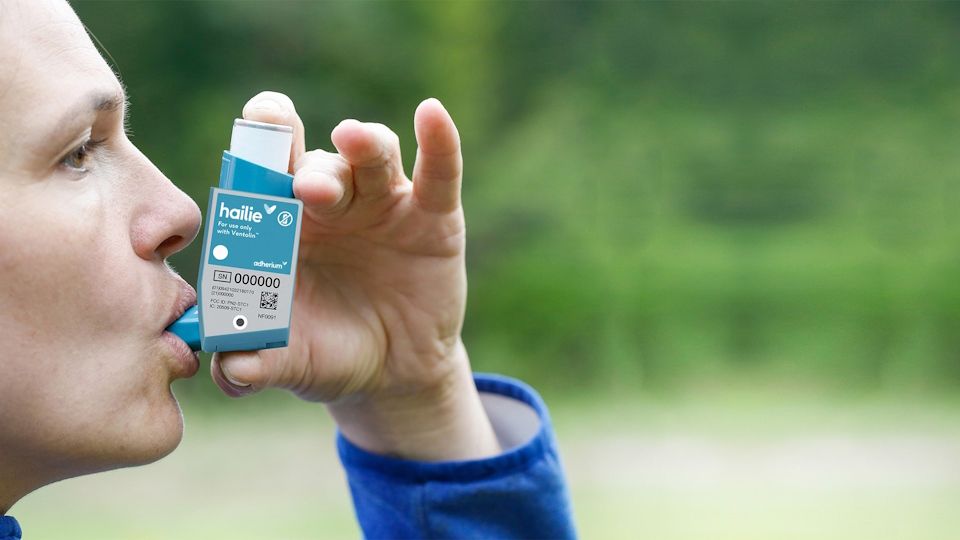 Smart sensors are now approved for use with AZ #asthma and #COPD inhalers. Get ready for improved monitoring and management of your respiratory health. #SmartSensors #RespiratoryHealth  buff.ly/3vWsJPq