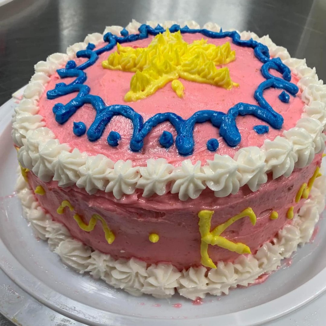 MobilePublicSch's tweet photo. Last week, Mrs. Baxter's senior-level culinary students at Davidson High School had a helpful visit from Leslie Franklin, who shared her expertise in cake decorating. Take a look at their beautiful creations! #LearningLeading #AimForExcellence https://t.co/epk911SKD3