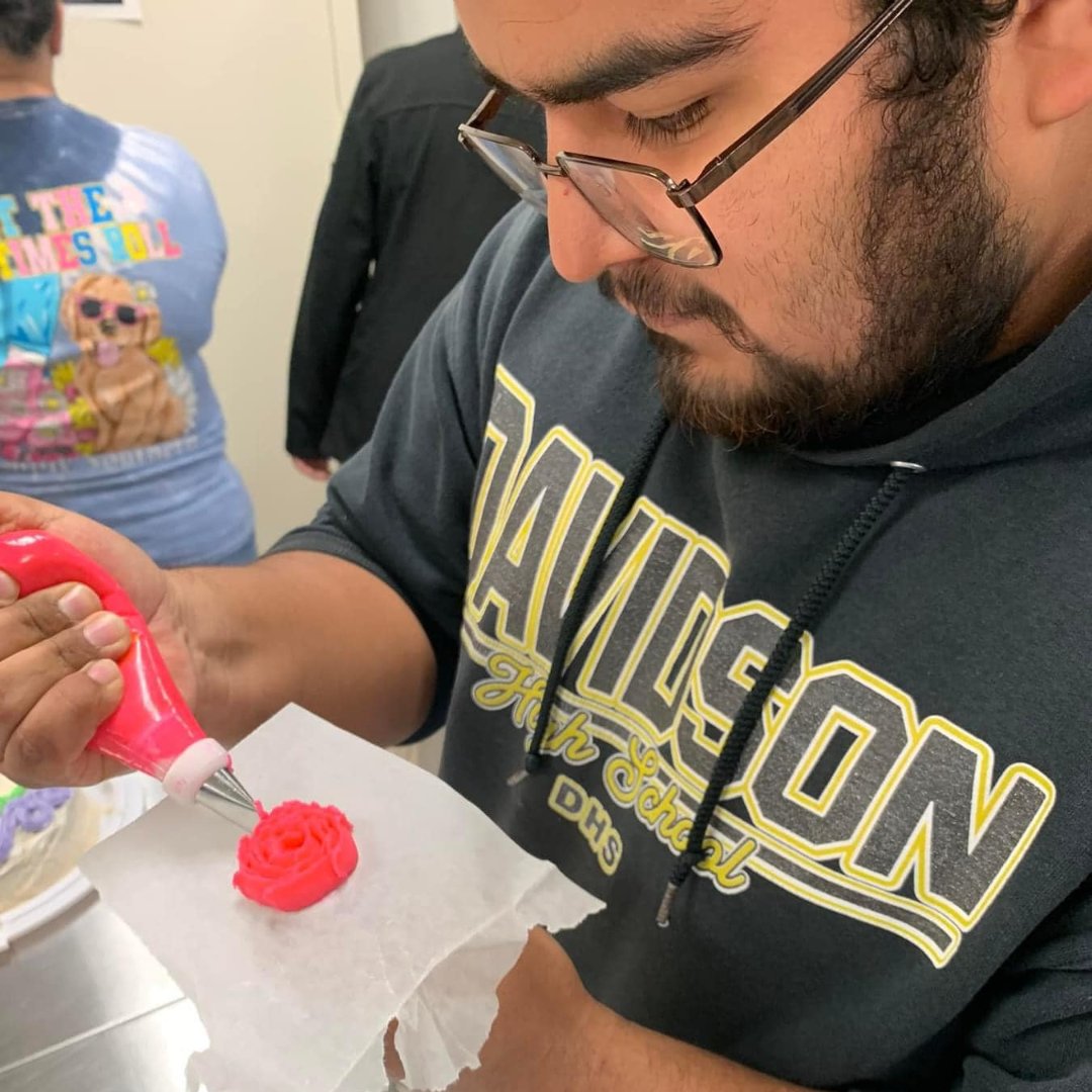 MobilePublicSch's tweet photo. Last week, Mrs. Baxter's senior-level culinary students at Davidson High School had a helpful visit from Leslie Franklin, who shared her expertise in cake decorating. Take a look at their beautiful creations! #LearningLeading #AimForExcellence https://t.co/epk911SKD3