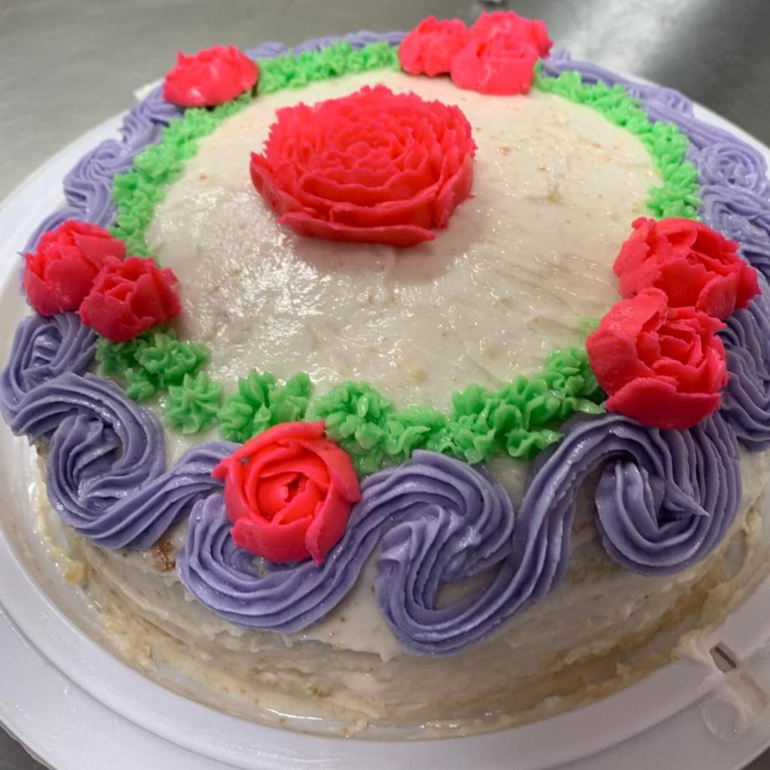 Last week, Mrs. Baxter's senior-level culinary students at Davidson High School had a helpful visit from Leslie Franklin, who shared her expertise in cake decorating. Take a look at their beautiful creations! #LearningLeading #AimForExcellence