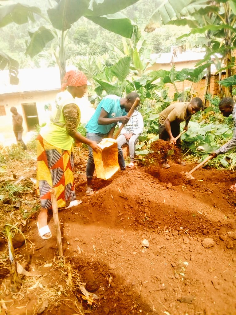 Banamwanaorg's tweet image. Urubyiruko rwa @RwandaYouthVol1 muri @NyagatareDistr bo mumurenge wa #karama Bakoze igikorwa cyo kubaka umurima w'igikoni murugo rw'umuturage warokotse Jenocide yakorewe abatutsi 1994, umuturage atuye muri uyu murenge mukagari ka #NYAKIGA umudugudu wa #Kabeza,