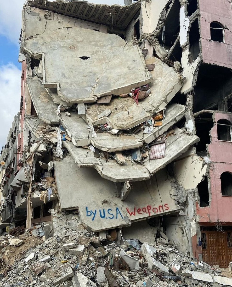 Gambar yang beredar dari Gaza, Palestina menunjukkan reruntuhan rumah dan lingkungan tempat tinggal setelah pemboman Israel Laknatullah yang tiada henti. #FreePalestine 💔