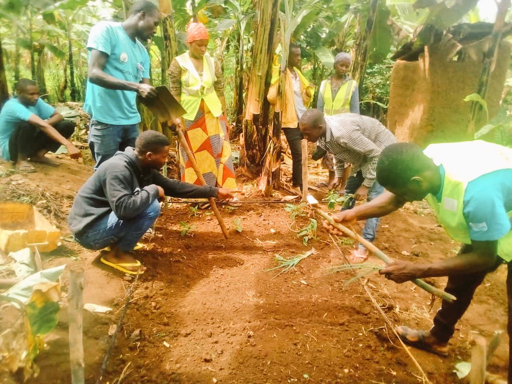 Banamwanaorg's tweet image. Urubyiruko rwa @RwandaYouthVol1 muri @NyagatareDistr bo mumurenge wa #karama Bakoze igikorwa cyo kubaka umurima w'igikoni murugo rw'umuturage warokotse Jenocide yakorewe abatutsi 1994, umuturage atuye muri uyu murenge mukagari ka #NYAKIGA umudugudu wa #Kabeza,