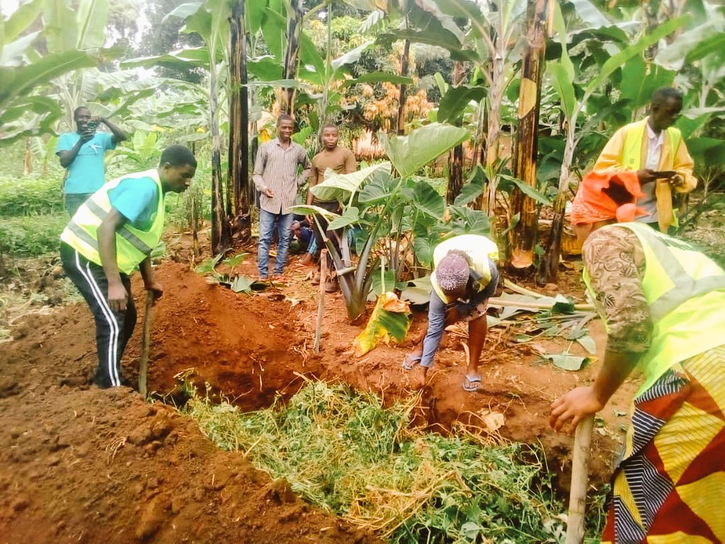 Banamwanaorg's tweet image. Urubyiruko rwa @RwandaYouthVol1 muri @NyagatareDistr bo mumurenge wa #karama Bakoze igikorwa cyo kubaka umurima w'igikoni murugo rw'umuturage warokotse Jenocide yakorewe abatutsi 1994, umuturage atuye muri uyu murenge mukagari ka #NYAKIGA umudugudu wa #Kabeza,