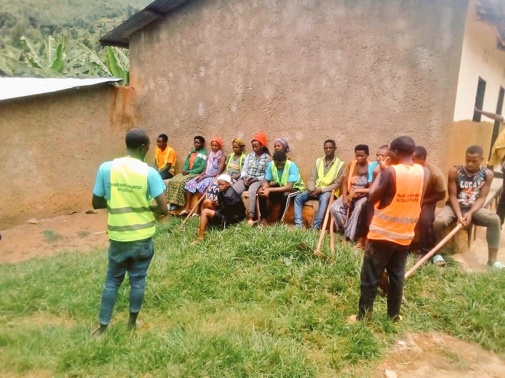 Banamwanaorg's tweet image. Urubyiruko rwa @RwandaYouthVol1 muri @NyagatareDistr bo mumurenge wa #karama Bakoze igikorwa cyo kubaka umurima w'igikoni murugo rw'umuturage warokotse Jenocide yakorewe abatutsi 1994, umuturage atuye muri uyu murenge mukagari ka #NYAKIGA umudugudu wa #Kabeza,