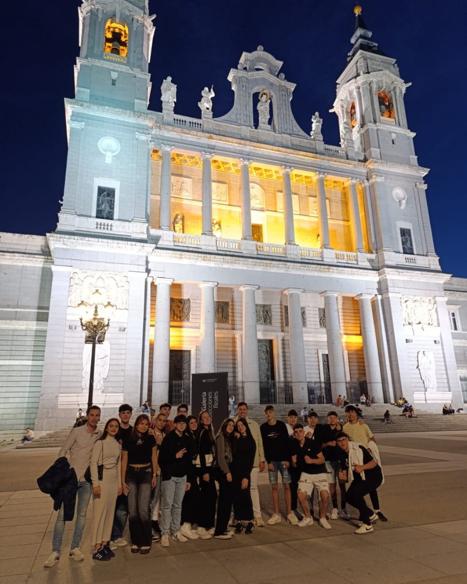 safavalverde's tweet image. El segundo día han visitado la ciudad de León donde han podido ver su Catedral, la Casa de los Botines y la Plaza Mayor. Al finalizar la jornada de ayer, los alumnos llegaron a Asturias para continuar con un viaje cargado de aventuras.

#viajefindecurso #Vivirporamor #YoconSAFA
