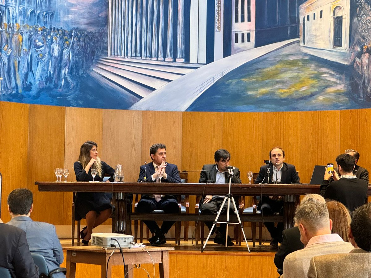 Adefa_Prensa's tweet photo. En el Salón Azul de la Facultad de Derecho de la UBA, Eduardo Rastrelli -  gerente de ADEFA- participó del panel “Oportunidades a lo largo de la cadena de valor” para identificar posibles ámbitos de colaboración e inversión sectorial. #UE https://t.co/JGTA2tcBBS