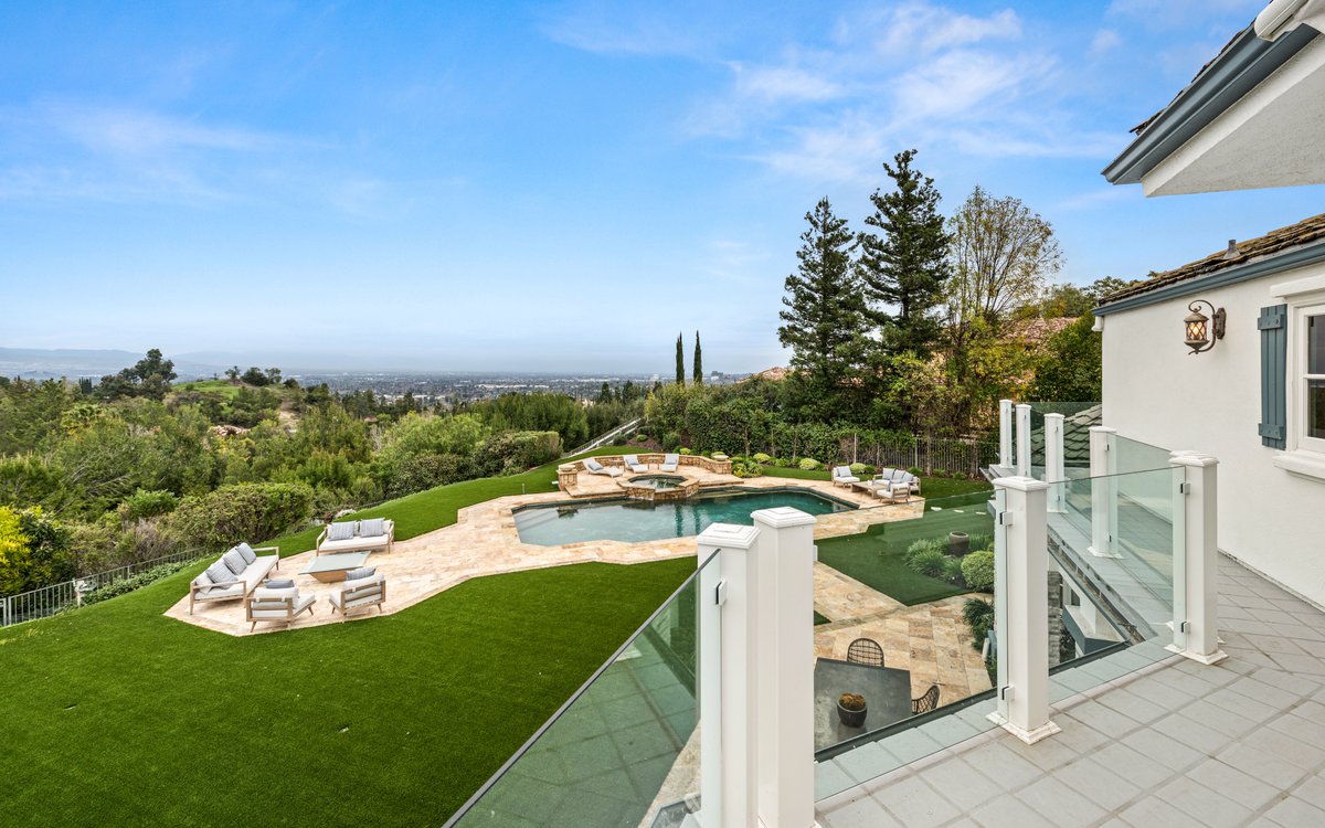 Hidden Hills Elegance 🌳

Experience the epitome of Hidden Hills living in this meticulously designed masterpiece that seamlessly blends timeless elegance with modern luxury. [Listing: @TheAltmanBros | tinyurl.com/5933-Annie-Oak…] #EllimanCalifornia #HiddenHills
