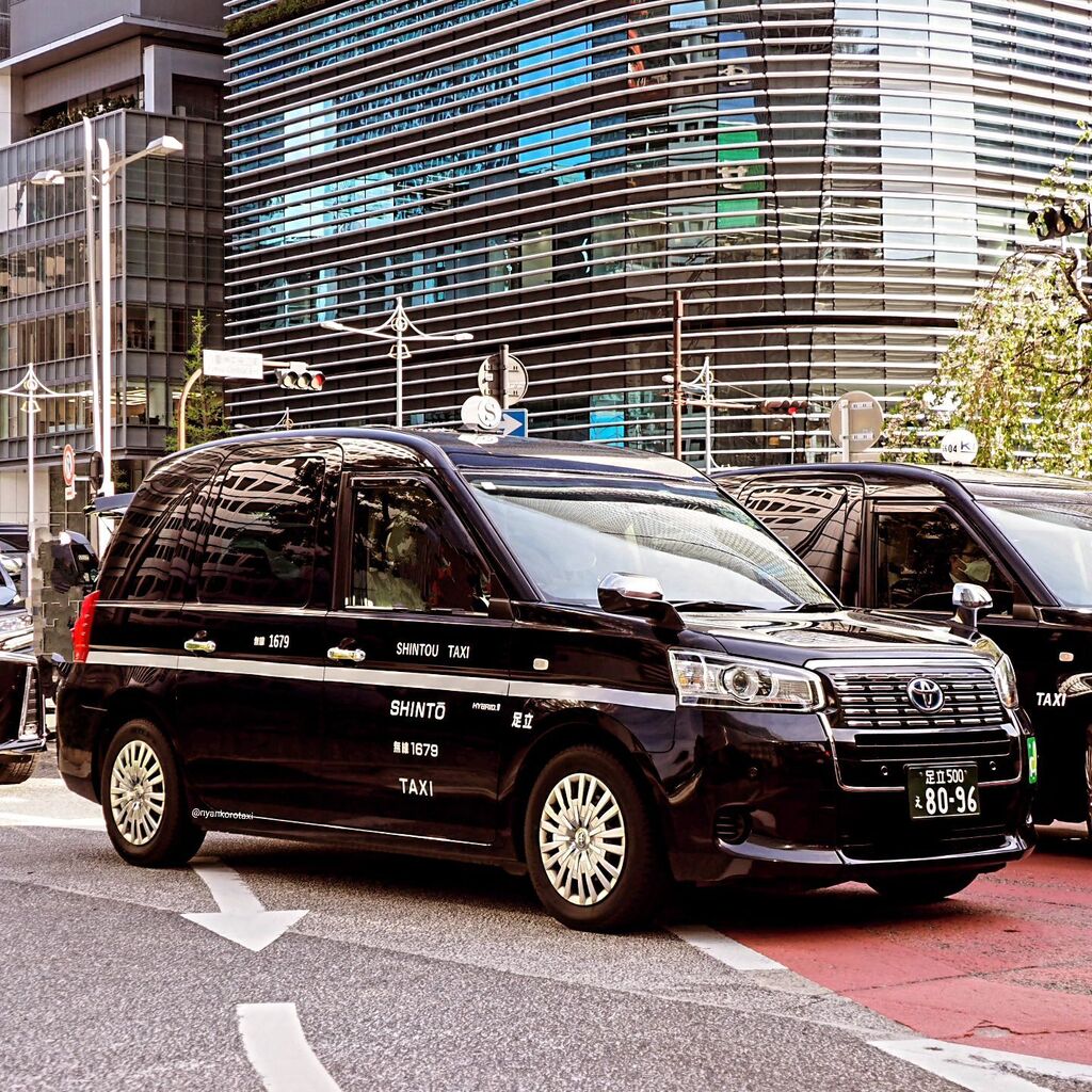 新東タクシー(東京都足立区)
この春チェッカー無線から離脱。
市松模様でないシルバー一色のストライプが印象的。
#１日１タク #toyotajpntaxi #taxi #taxigrams #taxigramsjp #notaxinolife