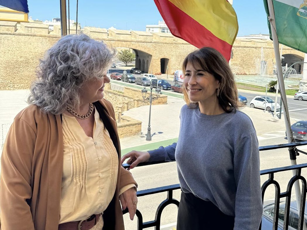 Termina el día en el Parador de Cádiz, donde vamos a llevar a cabo una importante redecoración y obras de mejora de las instalaciones. Unas obras que he querido detallar también a la subdelegada, Blanca Flores, con la que me he reunido esta tarde.