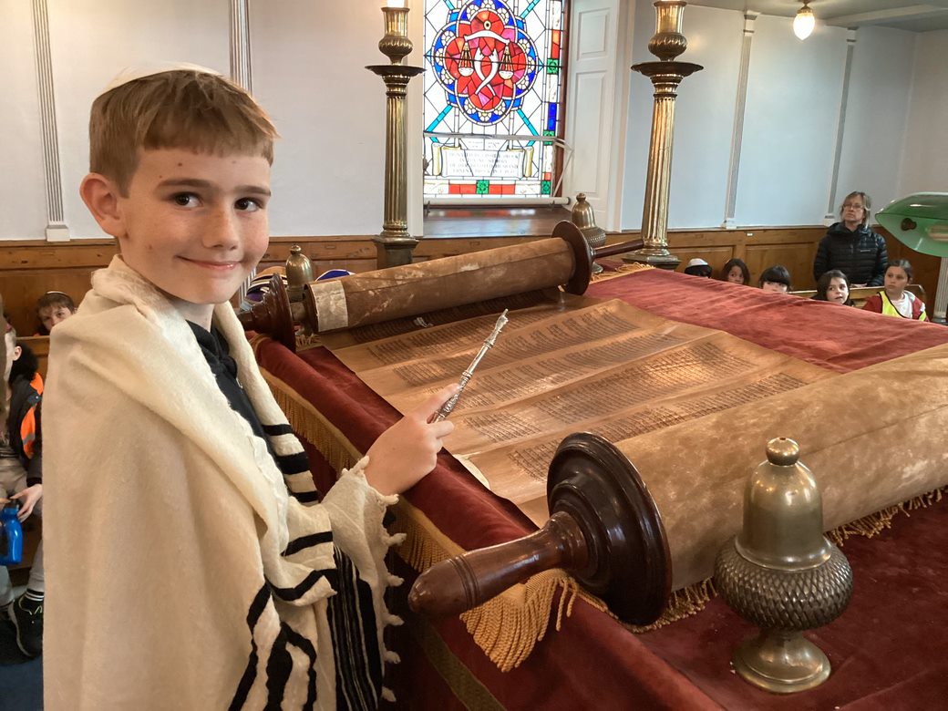 StAgnesAce's tweet photo. Year 5 have had a brilliant day already and all are well and happy. They had an amazing experience at the Plymouth Synagogue and have arrived at the National Marine Aquarium where they will sleep with the fishes! @kernow_learning https://t.co/UNYx1PzVNC