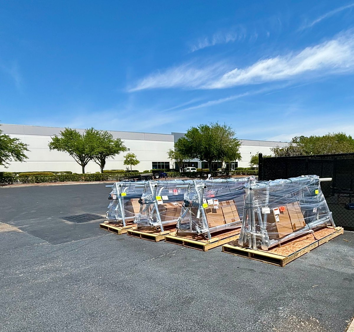BurbankSportNet's tweet photo. Starting the week out with a few #SingleHitter shipments!‼️🥎⚾️
Coaches, share your new netting set-up with the hashtag #AnotherBurbankNet and let us see your product in action!
#MadeInTheUSA #SportsNetting #SportingGoods #BaseballSeason #SoftballSeason #SportsEquipment https://t.co/QXK9gtyB2n